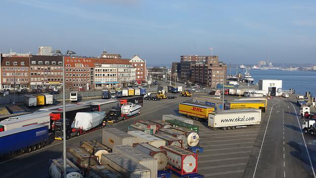 Die Sicht auf Kiel aus halber Höhe: Das Gelände des Seehafens. Foto: Helmut Kuzina