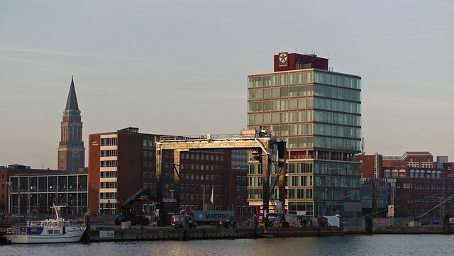 Aussicht von der Hörnbrücke auf die Stadtsilhouette mit dem Rathausturm und dem Hafenhaus. Foto: Helmut Kuzina