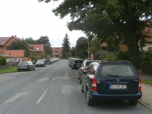 parkende Autos der Besucher des Flohmarktes !