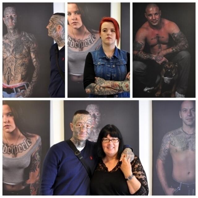 Kunstausstellung Tattoo - Geschichten auf der Haut. Künstlerin Susanne Schumacher und Model Dennis Güzeler und Nina Krumm. Auf den Fotos Dennis, Florian, Mirco und Nina.