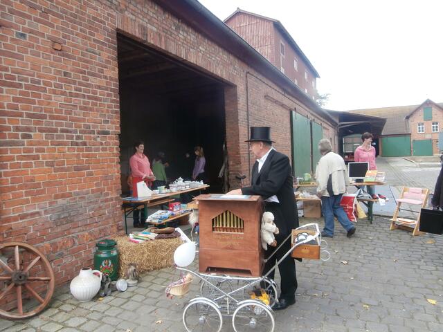 unser Henry mit seiner "Orgel".