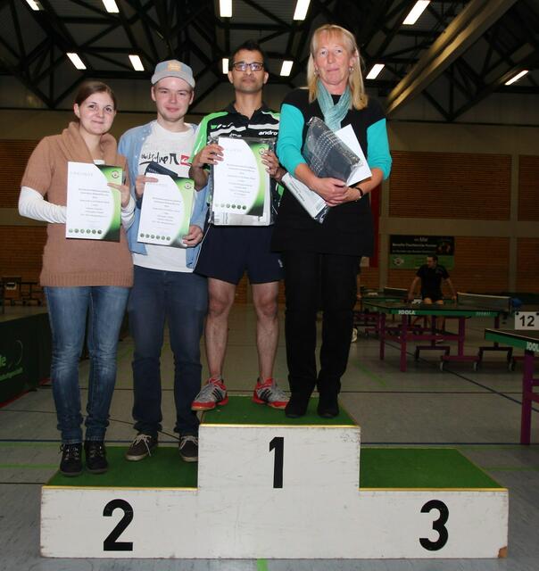 Sieger im Mixed der B-Klasse wurden Niranjan Kanagasundaram (2. von rechts; PSV Königsbrunn) und Angelika Köth (rechts, SG Dösingen)