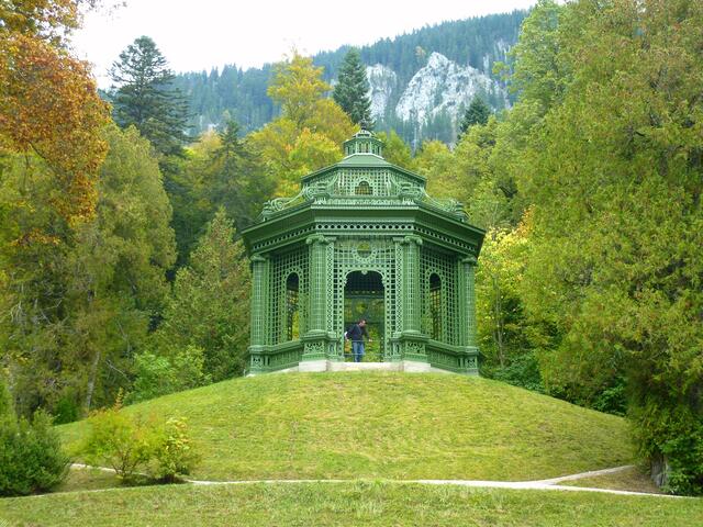 Dieser Pavillon ist der höchste Aussichtspunkt auf die Schlossrückseite. Er liegt selbstverständlich in der Symmetrieachse.