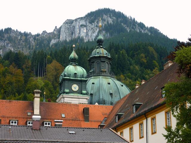 Die Klosteranlage ist in den Ort integriert.