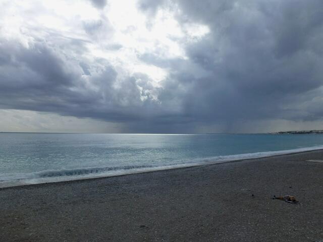 Wolkenbildungen, aus denen sich in Richtung der Bucht von Cannes und der Insel St. Honorat Regen ergiesst
