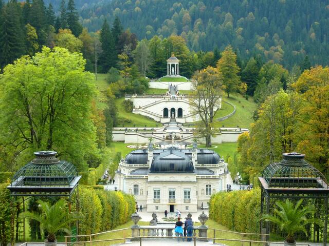 Blick vom Aussichtspavillon auf die Schlossrückseite und die gegenüberliegenden Aussichtsplateaus
