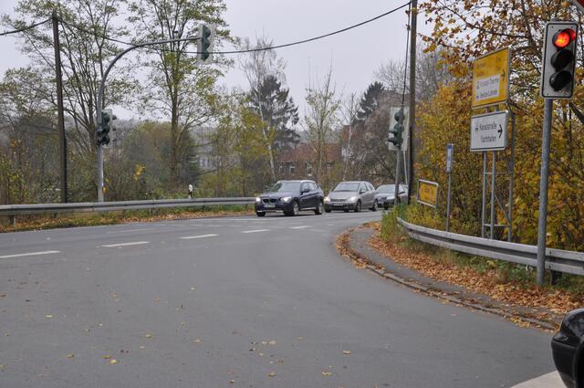 DSC_0089_Seelze Kanalbrücke Verkehrsinsel Blick auf Fußgängerampel