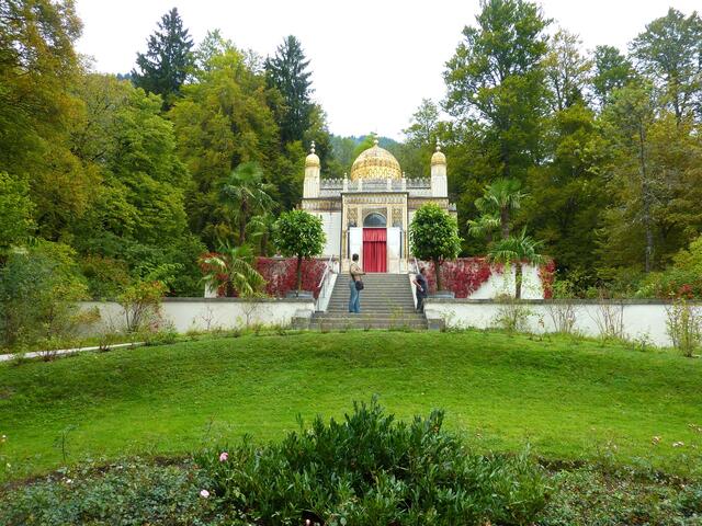 Er passt wunderbar in den Park.