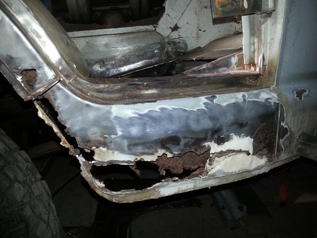 Skelett des Türeinstiegs nach dem Entfernen der Spachtelklumoen