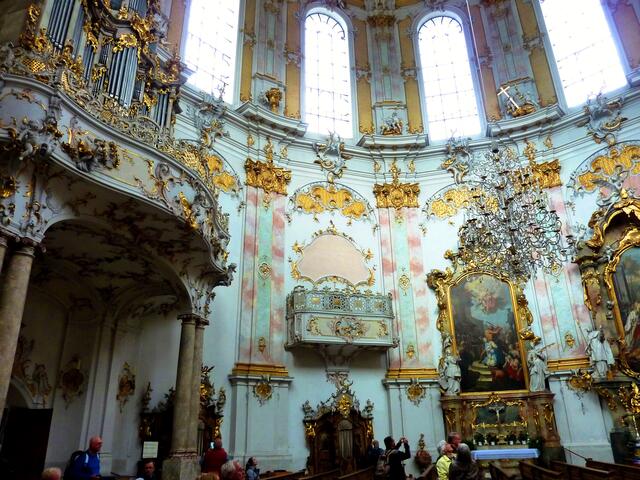 Links im Bild ist die Orgel.