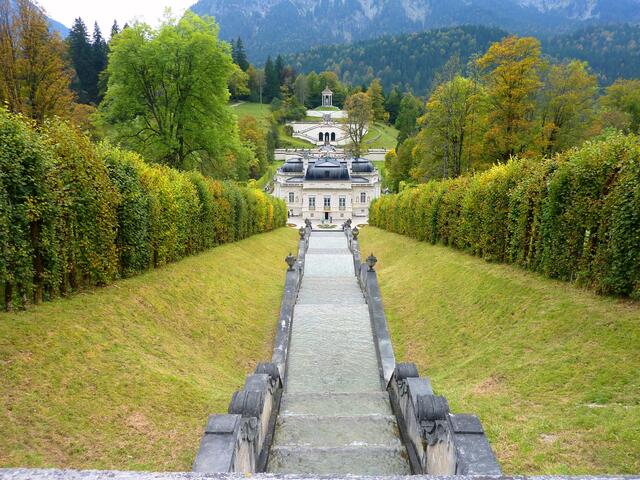 Jetzt befinde ich mich dem obersten Aussichtsplateau gegenüber. Hier führt eine Wassertreppe zur Schlossrückseite.