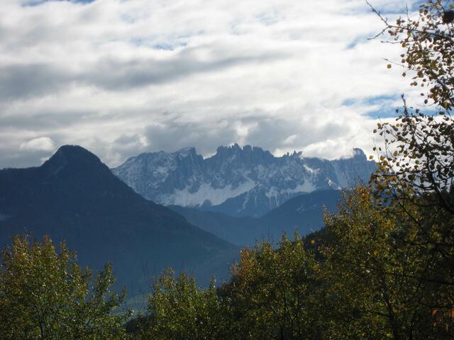 Nach dem Frühstück geht es zurück nach Meran und von dort nach Bozen. Unterwegs können wir den kurzzeitigen Durchblick zum Latermar-Gebirge genießen. Ab Bozen fahren wir dann auf einer steilen und kurvenreichen Bergstraße hinauf zum Bergplateau des "Rittens".