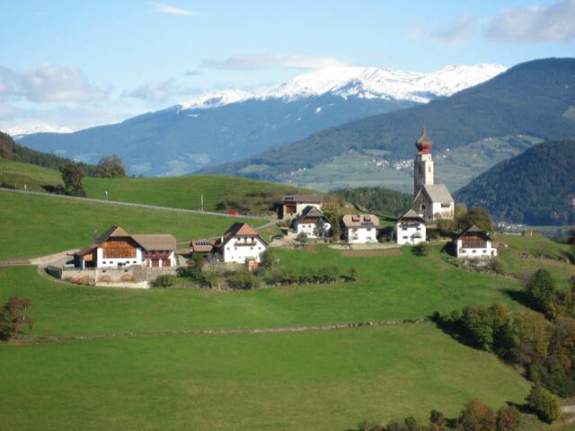 Wunderschöner Blick zum Örtchen Mittelberg am Ritten.