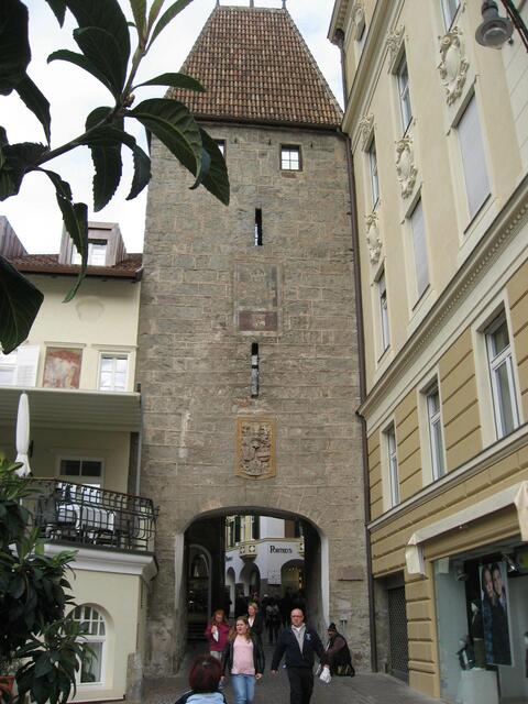 Als schönstes der vorhandenen (3) Stadttore gilt das Bozener Tor mit dem auffällig steilen Dach. In diesem Tor sind außerdem die Reliefwappen von Meran, Tirol und Österreich eingearbeitet.