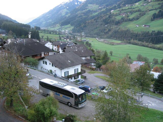 Letzter Blick vom Hotelbalkon ins Passeier-Tal. Wer hier weiterfährt, kann über Jaufenpass oder Timmelsjoch nach Sterzing gelangen. Auf uns wartet der Reisebus, für die Auffahrt zum "Ritten".