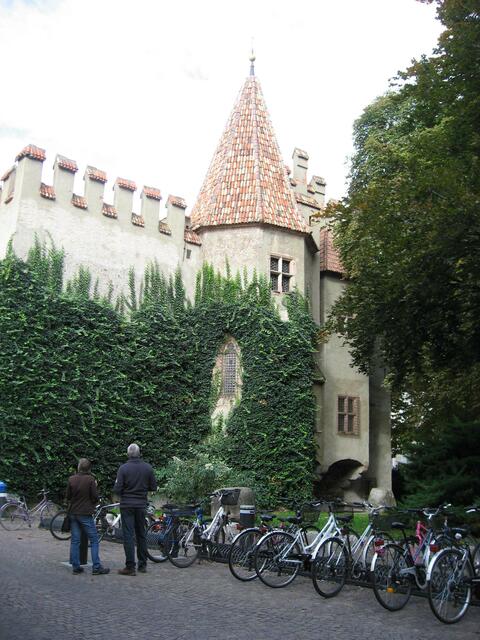 Zinnen und Türmchen im schönen Meran.