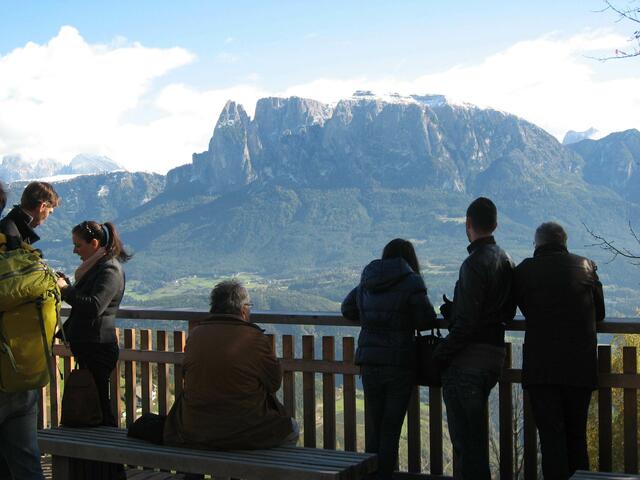 So nah kommt man dem SCHLERN mit Santner u. Euringerspitze (Erstbegeher) nicht so oft. Wir sind begeistert! Der "Petz", der höchste Punkt im Schlernmassiv ist bereits tief verschneit. Wir schreiben den 26.Okt.2014. Am rechten Bildrand lugt eine kleine Bergkuppe aus dem Rosengarten-Massiv hervor.