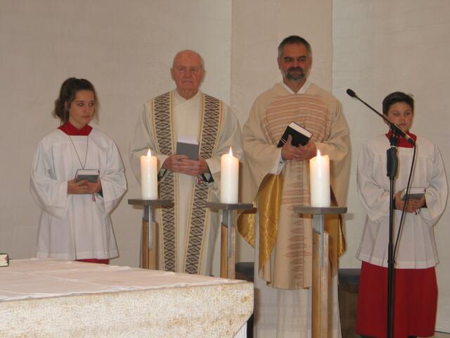 Zu Beginn des Festgottesdienstes Geistlicher Rat Hermann-Josef Lampart (links) und Pfarrer Franz Walden.