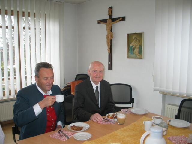 Die beiden Hauptverantwortlichen für den Ellgauer Kirchenneu- und -umbau: Der ehemalige Kirchenpfleger Georg Zwerger (links) und Pfarrer Hermann-Josef Lampart.