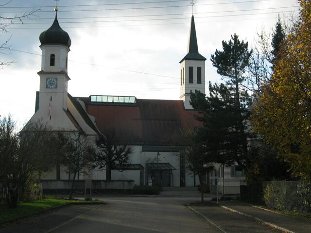 Sie bilden eine harmonische Einheit: Die "alte" Ellgauer Kirche und die neu erbaute Kirche St. Ulrich.