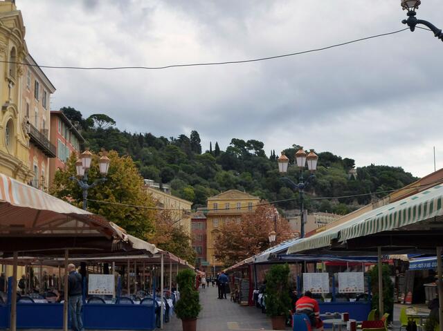 Markt-Restaurants unterhalb des Burgberges