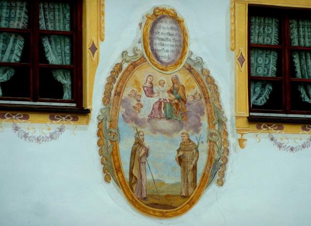 Ein schönes Motiv. Man beachte auch die umrahmten Fenster.