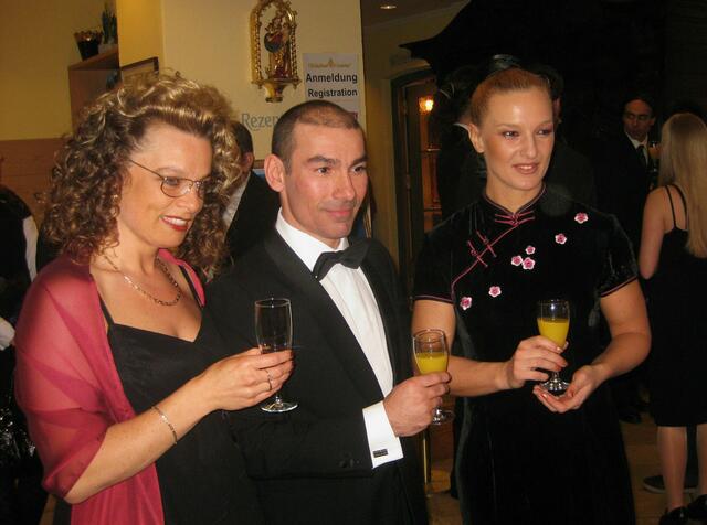 Petra mit zwei Kampfsportler