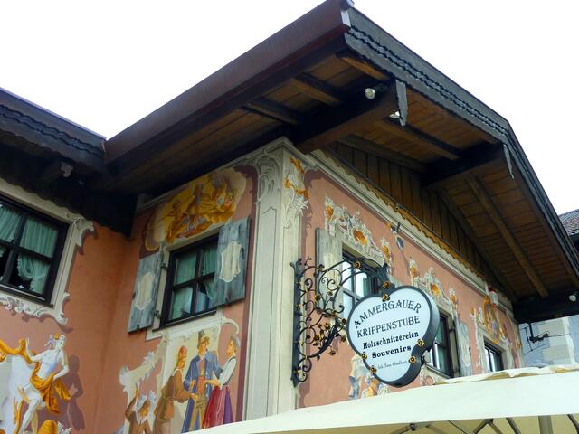 An der reich bemalten Fassade prangt ein schönes Nasenschild.