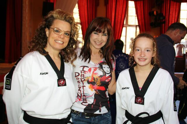Petra und Michaela mit dem US Schauspielerin und Actionstar Cynthia Rothrock