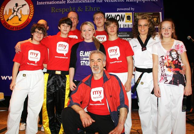 Gruppenbild Kampfsportgemeinschaft Kocaman mit Emma Elmes