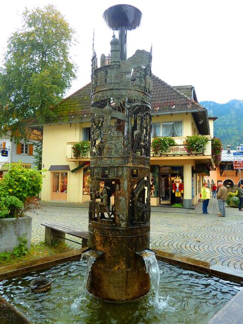 Dieser kunstvoll gearbeitete Brunnen zeigt verschiedene Szenarien.