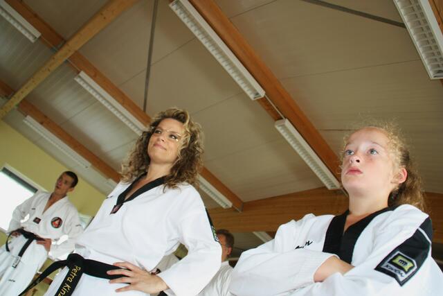 Petra und Michaela in der Kampfsportschule Armin Schöfer in Burgau