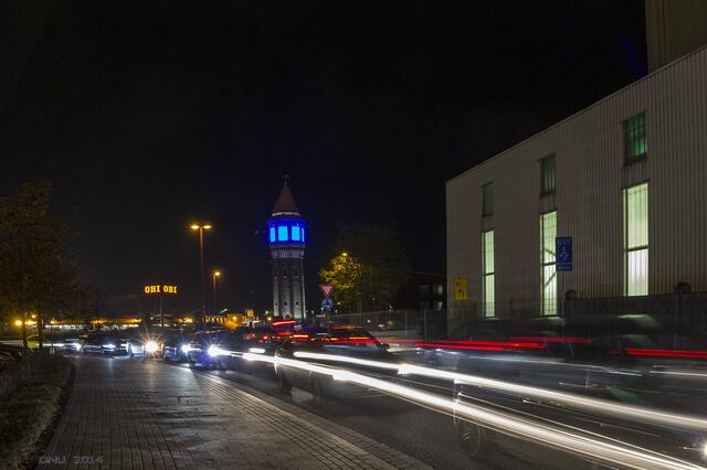 An der B443 - Gegenrichtung mit altem Wasserturm.
