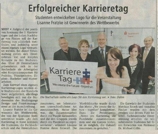 Logo-Wettbewerb Karrieretag: Preisträgerin Lisanne Fratzke freut sich, dass ihr Entwurf gewann. Im Hintergrund: Prof. Grillo (Jury), Matthias Reisch (2. Platz), Prof. Dr. Reinhard Spörer (Initiator und Jury), Annalisa Fischer (3. Platz) und Thomas Schnabel (Sparkasse Soest (Sponsor und Jury) | Foto: Peter Dahm