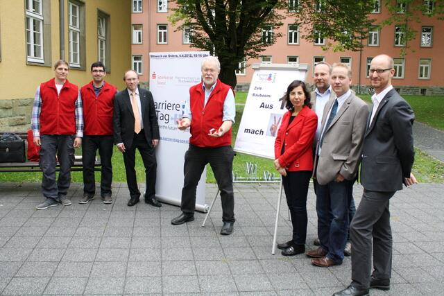 Breite Unterstützung für die Karrieretag-Ausweitung aus der Hochschule selber und von außerhalb der FH Südwestfalen (v.l.): Matthias Reisch und Mehmet Akif Kavlak (Karrieretag-Team), Thomas Schnabel (Sparkasse Soest), Prof. Dr. Reinhard Spörer (Leitung Karrieretag), Prof. Dr. Sigrid Hafner (Elektrische Energietechnik), Prof. Dr. Thorsten Frank (Maschinenbau Soest) und Volker Ruff (Wirtschaftsförderung Kreis Soest) | Foto: Reinhard Spörer
