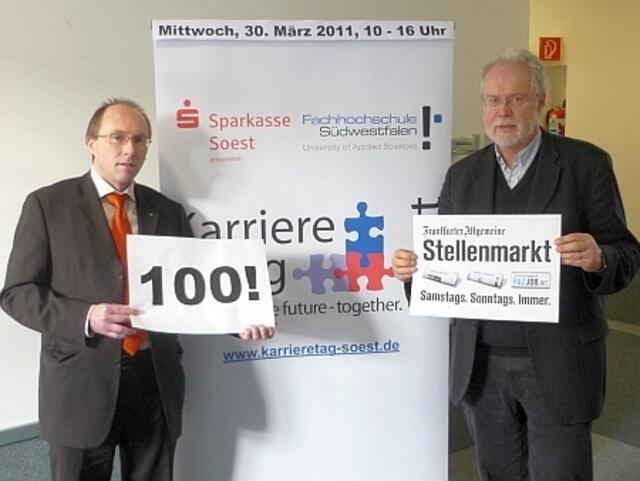 Die FAZ als „100. Aussteller“ ist gewichtig: Die Karrieretag-Geburtshelfer Thomas Schnabel (links) vom Marketing der Sparkasse Soest und Prof. Dr. Reinhard Spörer (Campus Soest der FH Südwestfalen) brachten den Karrieretag im Jahr 2008 gemeinsam auf die Welt – und nur drei Jahre später zu der jetzt viel beachteten 100-er Größe in der in der Ausstelleranzahl. | Foto: Reinhard Spörer