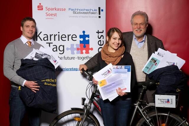Vorbeischauen. Mitmachen. Die Zukunft in die Hand nehmen! Säckeweise Jobangebote und viele weitere Highlights hält das Karrieretag-Team für junge Absolventen bereit. 
Matthias Reisch (links: Print und Besucherführungssystem), Bianca Wulf (Marketing/PR) und Professor Dr.-Ing. Reinhard Spörer (Leitung und Organisation des Soester Karrieretages) | Foto: Thomas Grimm