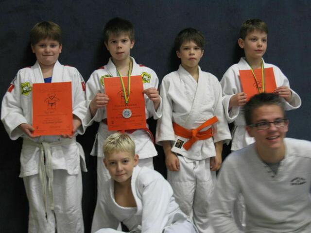 Gruppenbild mit "verwackeltem" Trainer | Foto: Fam. Kassner