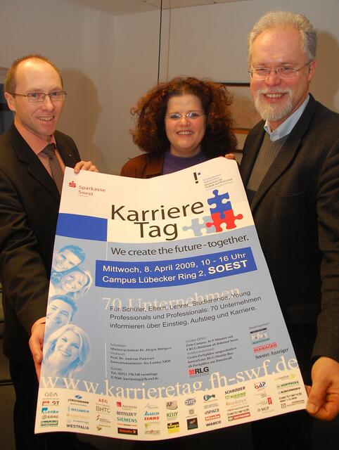 2008: Partyprofessor sorgt für Blitzkarrieren

SOEST Unter seinen Studenten ist Prof. Dr.-Ing. Reinhard Spörer von der Soester Fachhochschule 

als „Partyprofessor“ bekannt. Jetzt zeigt der Organisator der jährlich stattfindenden „Campus 

Summer Night“, dass er nicht nur „ganz schön gut abfeiern“ kann, wie seine Studenten berichten, 

sondern auch als Wegbereiter für Karrieren Maßstäbe setzt. Unter dem schicken Motto „We 

create the future – together“ findet am 8. April 2009 der 2. Karrieretag statt. | Foto: Prof. Dr.-Ing. Reinhard Spörer (li.), mit Karrieretag-Mitarbeiterin Irina Roth und Sparkassen-Werbechef Thomas Schnabel
