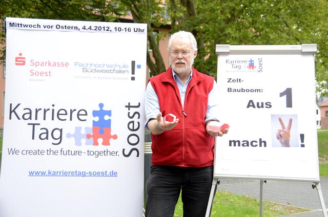 Aus "1" mach "2"! Wegen des Booms auf dem Soester Karrieretag plant Prof. Spörer ein zweites Großzelt für die Aussteller. | Foto: Reinhard Spörer