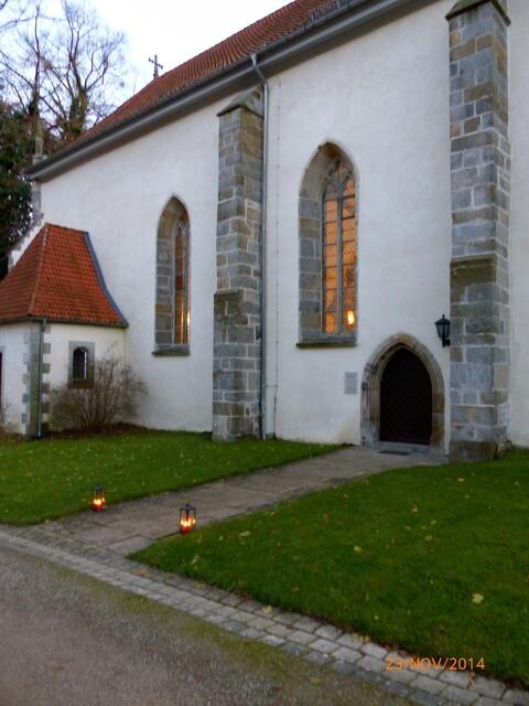 Zwei Kerzen-Lampen und erleuchtete Kirchenfenster wiesen uns den Weg.