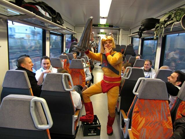 Auch Helden fahren mit dem FLIRT der HLB - He-Man im Zug Richtung Siegen