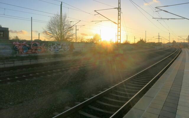 Bahnhof Ahlten, 24.11.2014 15:40 Uhr, am Gleis in Richtung Hannover