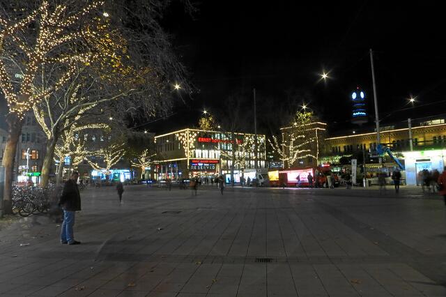 Hannover Bahnhofsvorplatz, 24.11.2014 17:45 Uhr, Blick Richtung Ernst August Galerie