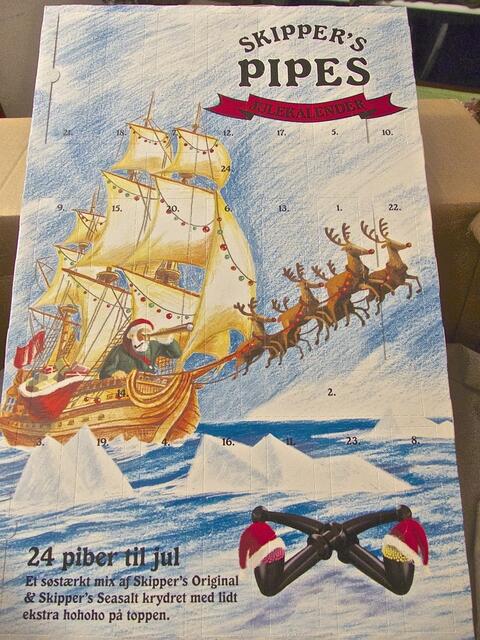 Jo - die Weihnachtskogge hebt ab vom Eismeer in den nordischen Himmel mit Hilfe der Rentiere, um Kinder wie mich zu bescheren.
