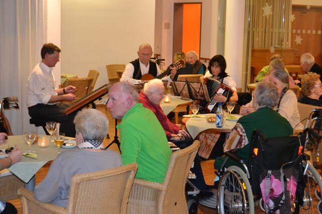 ... beim gemeinsamen Weinabend