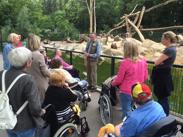 beim Zoobesuch im Gespräch mit einem Tierpfleger