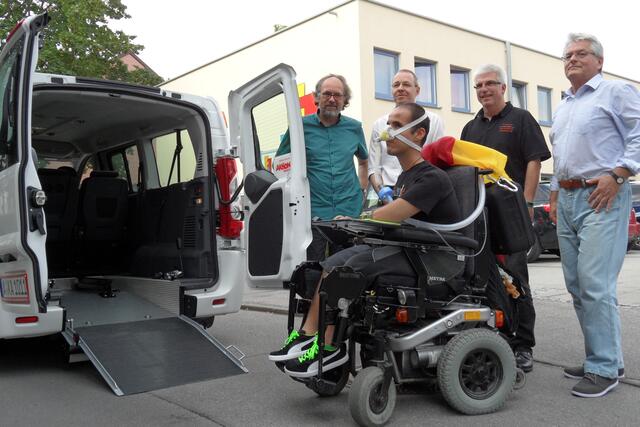 Dank des rollstuhlgeeigneten Fahrzeugs ist Halil Özcan mobiler denn je (v.l.n.r. Achim Friederich vom Mehrgenerationenhaus Königsbrunn, Gregor Beck, Geschäftsführer des FFH, Jürgen Müller vom Auto-Teiler Königsbrunn e.V. sowie Ulrich Galas von der Zeitbörse Königsbrunn)