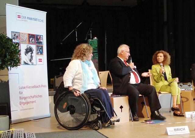Werner Alig bei der Luise-Kiesselbach-Preisverleihung im Gespräch mit Moderatorin Sibylle Giel (re.) vom Bayerischen Rundfunk und Karin Brich vom Verband vba Selbstbestimmt Leben e.V. | Foto: Fritz-Felsenstein-Haus