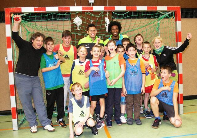 Caiuby (li.) und Raul Bobadilla (re. beide hinten Mitte) besuchten die Fußballer im FFH und absolvierten einen gemeinsamen Trainingsnachmittag.